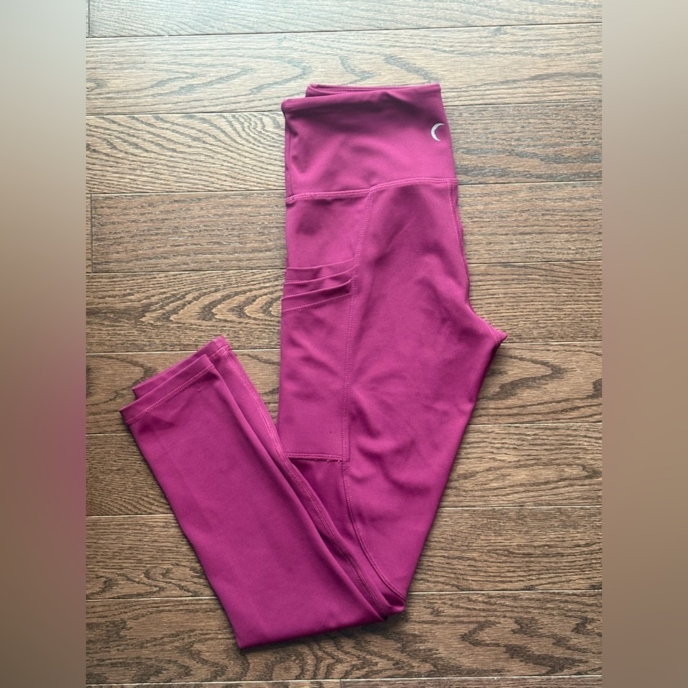 Zyia Leggings size 2 in a beautiful magenta colour Zyia pants small like new